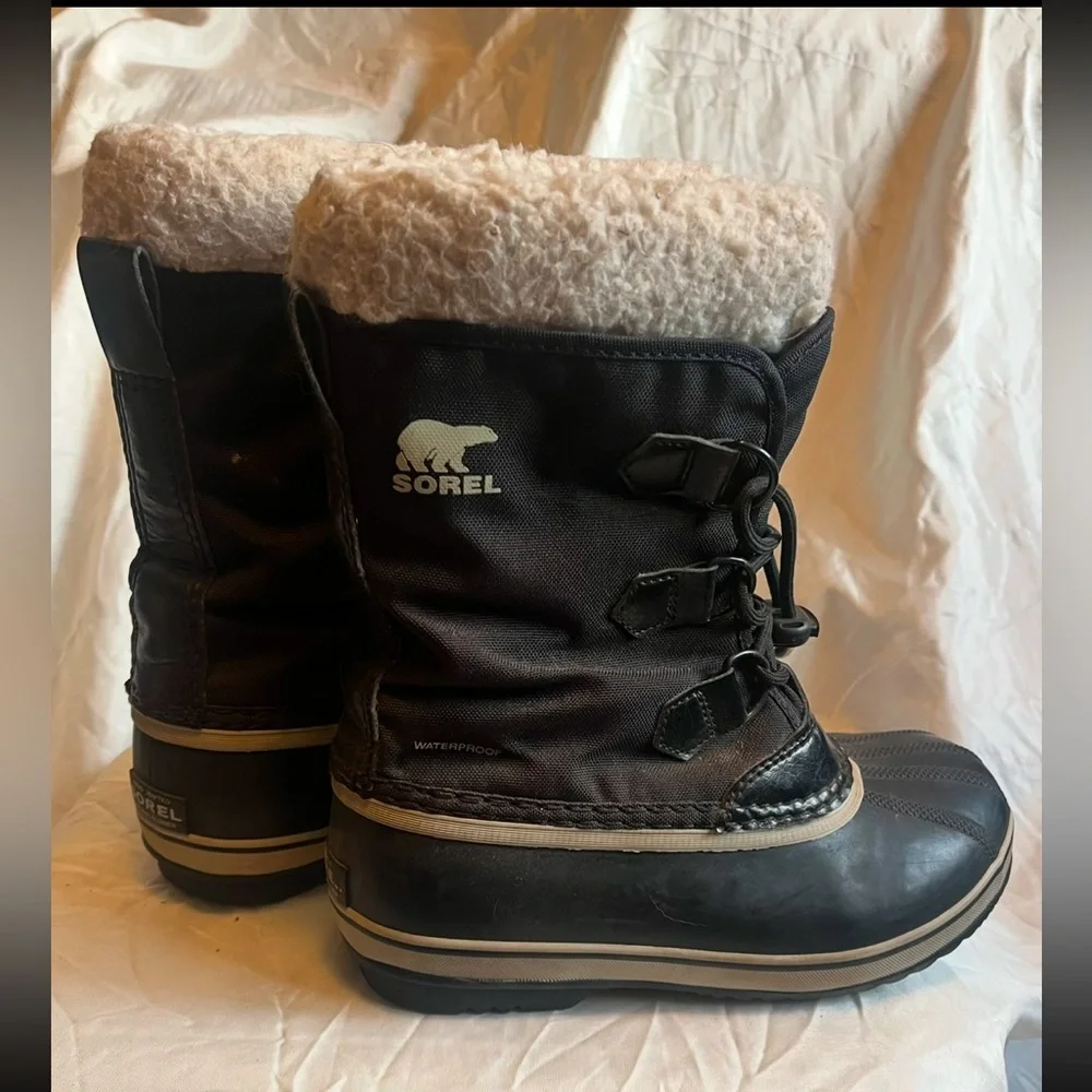 COPY - SORELS kids EUC. Removable inner insulated liners. Size 3 (US), 34 (EU)